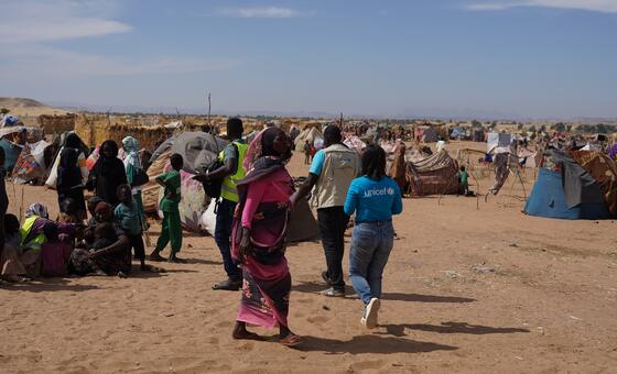 联合国儿童基金会的一名员工穿过苏丹难民营.